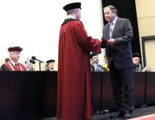Bronzová pamětní medaile TUL pro Lubomíra Rolečka ze Škoda Auto a.s.